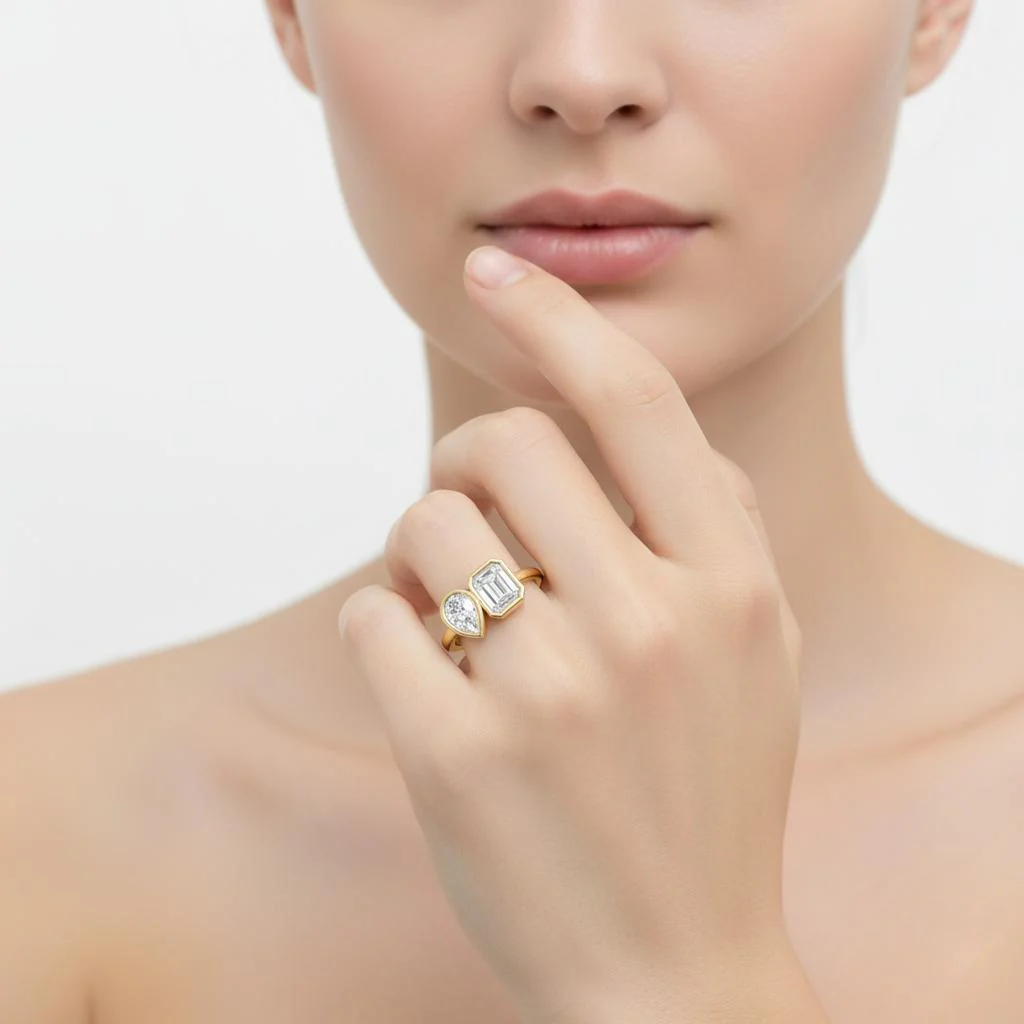 Pear & Emerald Bezel Toi Et Moi Engagement ring - Image 4